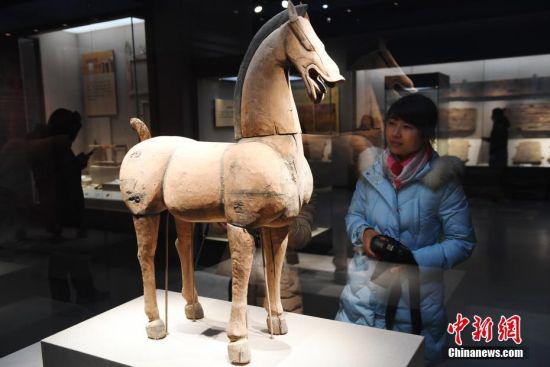 甘肃省高台县博物馆“鬼斧神工——高台汉晋彩绘木刻珍品”展览吸引观者。