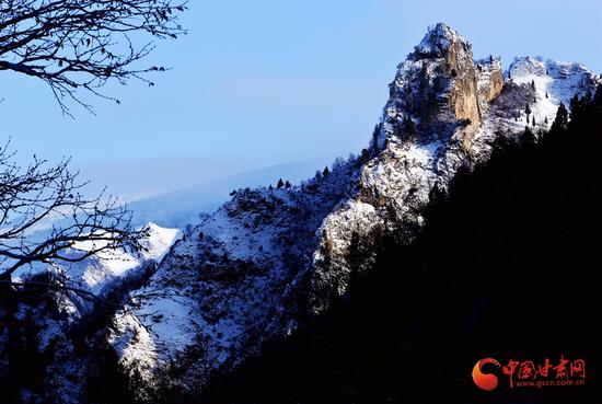 这是2月21日拍摄的雪后祁连山。
