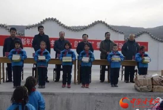 “新年新衣”“书香陇原·启智书屋”为临夏州积石山县送去棉衣和图书