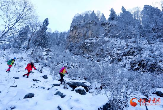 2月21日,游客在祁连山脉观景赏雪。