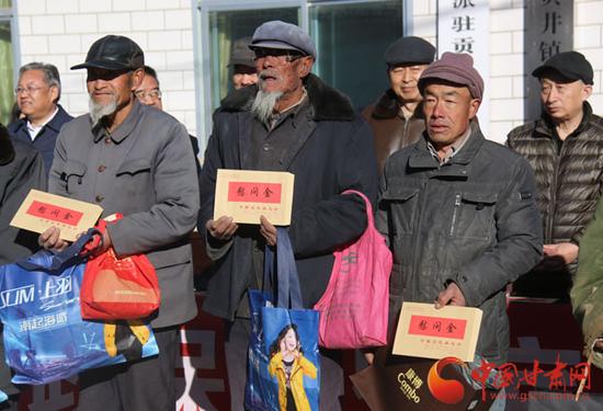 贫困户代表接受捐赠