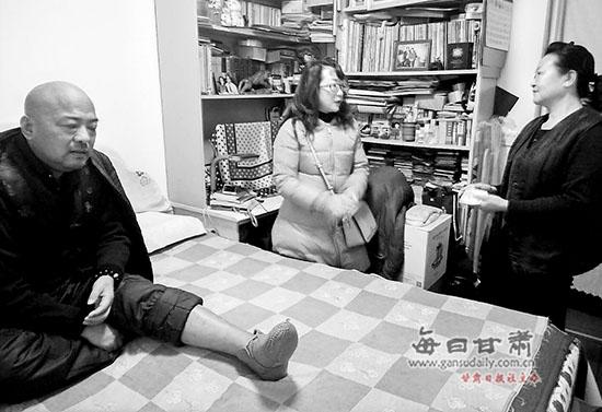 郝静(中)入户看望居民