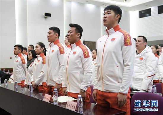 这是2018年1月31日,平昌冬奥会中国体育代表团成员在2018年平昌冬奥会中国体育代表团成立暨动员大会上唱国歌。新华社记者 鞠焕宗 摄