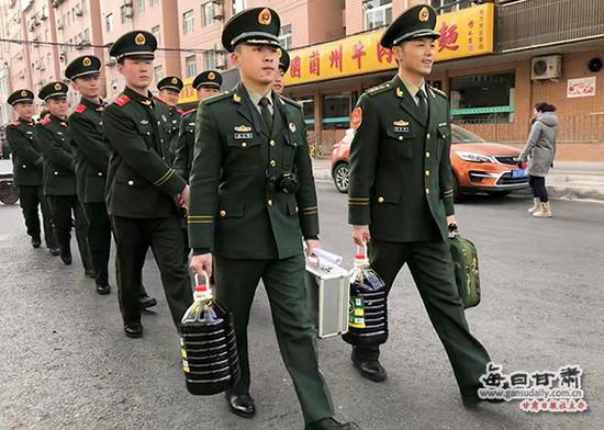 武警兰州支队执勤二大队五中队官兵走访慰问困难群众。