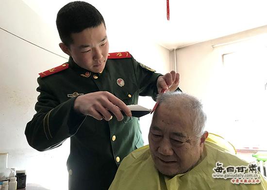 五中队官兵为空巢老人梁建国理发。