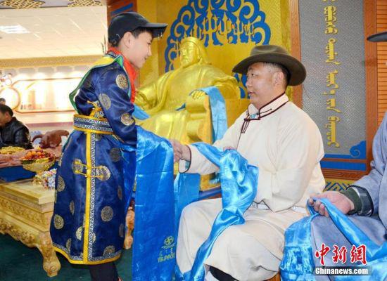 全校师生身着民族服饰,手捧哈达,朗诵祝赞词。巴海涛 摄