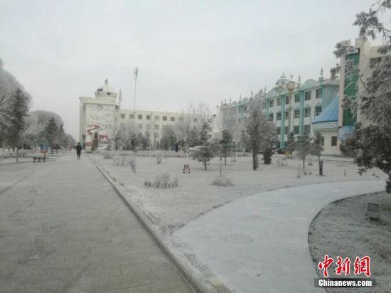 清晨的肃北县城北白雪覆盖。 乌仁花 摄
