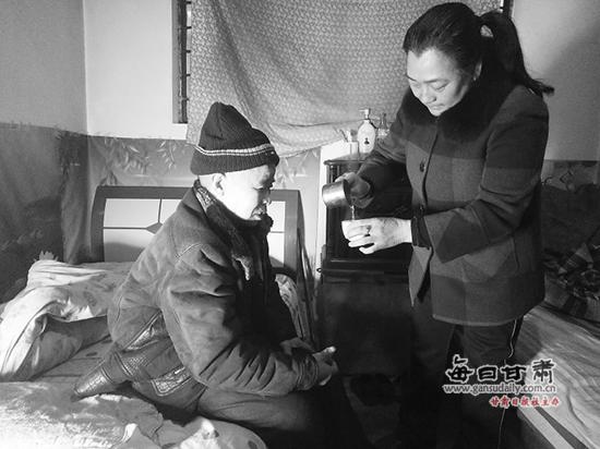 樊永为大伯哥熬茶。