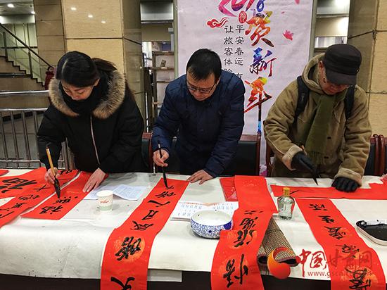 “写春联、送春联”现场
