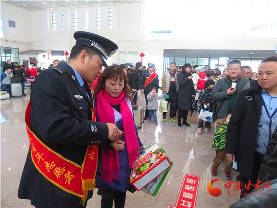 讲解防骗知识守护旅客安全(王伟琛/摄)