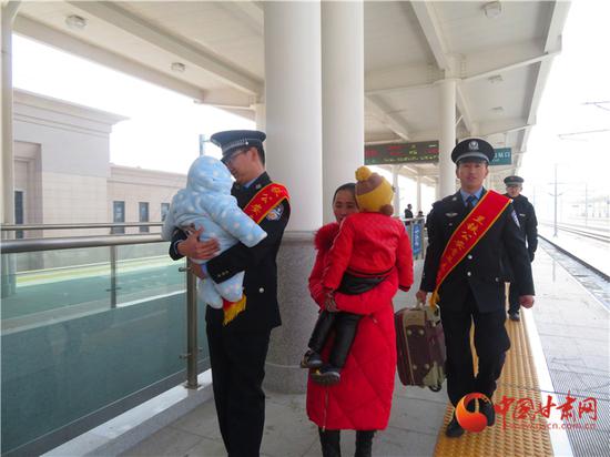 为抱小孩的乘客提供温馨服务,让回家的旅途多了温暖。(王伟琛/摄)
