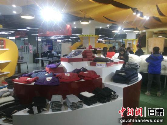 “前店”中摆满了当地特色服饰,吸引人们对其爱不释手。 艾庆龙 摄