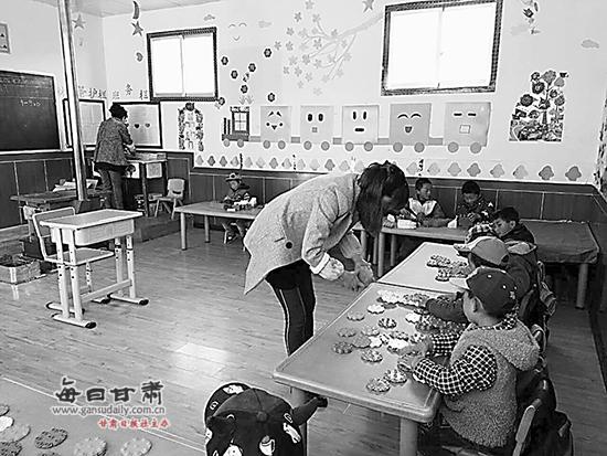 九日卡藏族小学师生互动