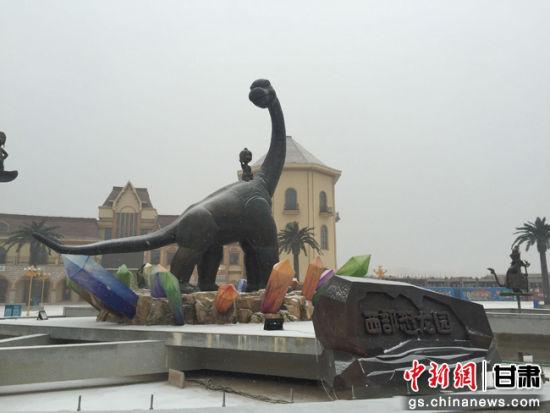 图为寒冬时节,西部恐龙园室外纷飞的雪花。杨娜 摄