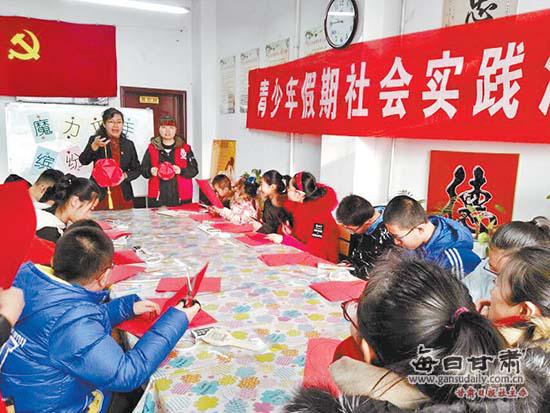 肖蓉(左一)与孩子们在社会实践课堂上