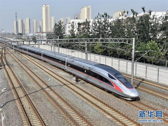 G1次“复兴号”列车驶出北京南站(9月21日摄)。