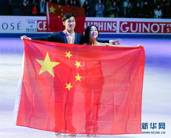 这是2017年3月30日,中国选手隋文静(右)/韩聪在芬兰赫尔辛基举行的2017年花样滑冰世锦赛双人滑颁奖仪式上。他们以232.06分的总成绩获得世锦赛双人滑冠军。新华社发(马蒂 凯宁 摄)