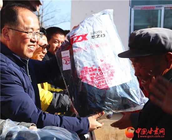 渭源县委常委、宣传部部长何晓云为乡亲们发新衣