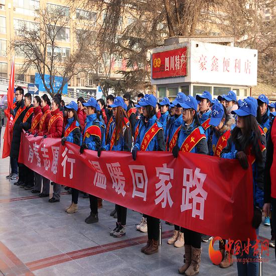 青春志愿者让旅客温暖回家路