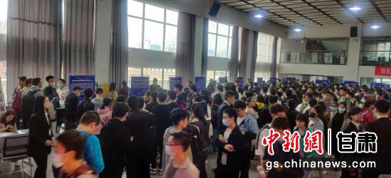 图为双选会现场。