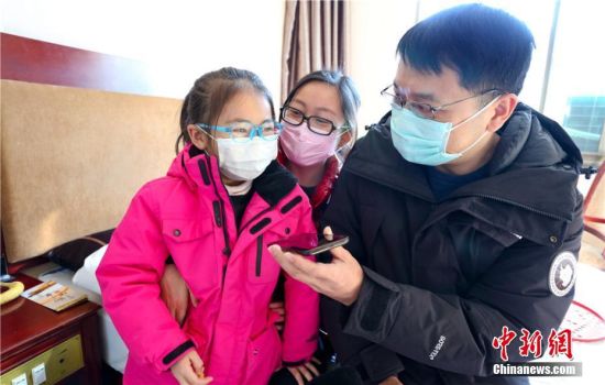 图为解除隔离期后,湖北籍游客给在武汉的亲人打电话。