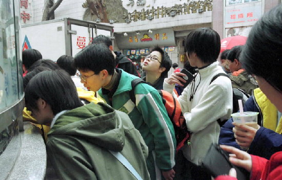 2000年2月13日,广州电影市场春节火爆,广州青年影迷在排队购票。新华社记者陈学思摄