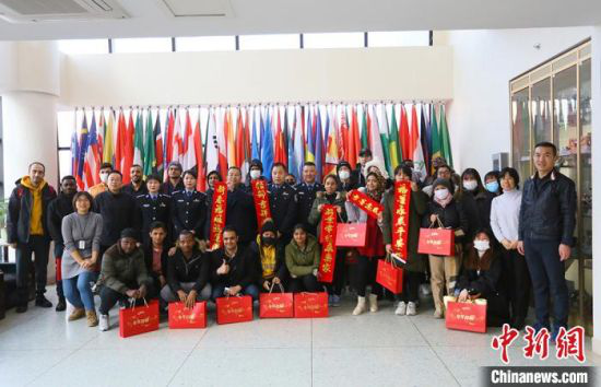 兰州大学国际文化交流学院为200余名因疫情影响无法回家的留学生,准备了装有巧克力、春联的小礼包。 高展 摄