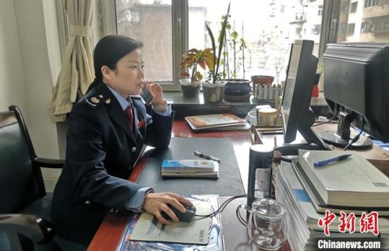 图为疫情防控期间,兰州市西固区税务局税务人员线上辅导企业办税。
