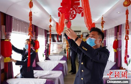 图为兰州客运段乘务人员在餐车内粘“福”字。 田多伟 摄