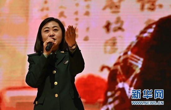 南梁革命纪念馆讲解员刘晓凤为学生讲解《一张珍贵的照片》。杜哲宇 摄