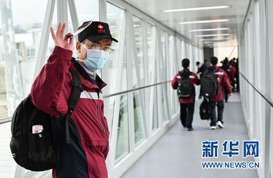 3月25日,中国第三批赴意大利抗疫医疗专家组成员在登机。新华社记者 魏培全 摄