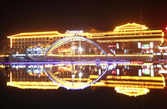 2月24日晚拍摄的敦煌市党河风情线夜景。