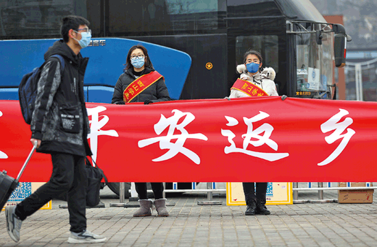 1月20日,大连理工大学后勤处的工作人员送别准备乘车的学生。新华社记者姚剑锋摄