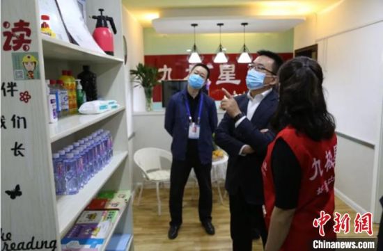 图为甘肃省市场监管局近日实地调研“小饭桌”,查看餐厅面积、厨房设施、床铺分布等硬件设施及食品安全标准。甘肃省市场监管局供图