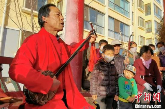 图为董永虎(左一)弹唱凉州贤孝。 史静静 摄