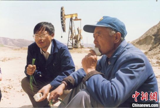 90年代初,“两个冷馒头、一根葱”是石油工人每天的午饭