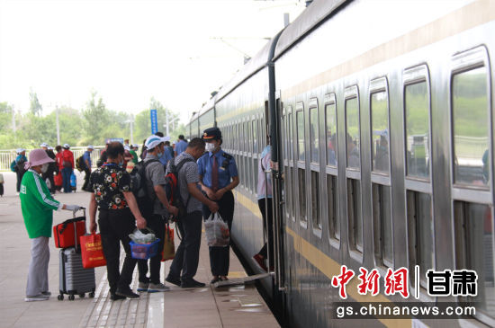 图为旅客排队登上专列。