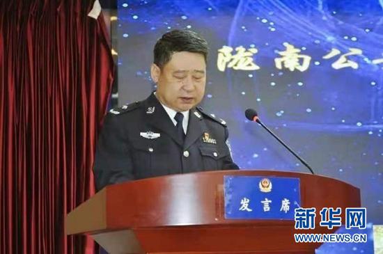 陇南市公安局党委委员石振军宣布陇南公安“网上户籍室”微信小程序上线运行。陇南市公安局供图