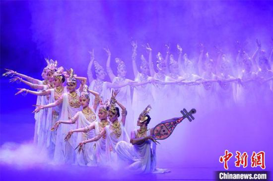图为4月1日晚,《丝路花雨》在敦煌大剧院演出剧照。 王斌银 摄