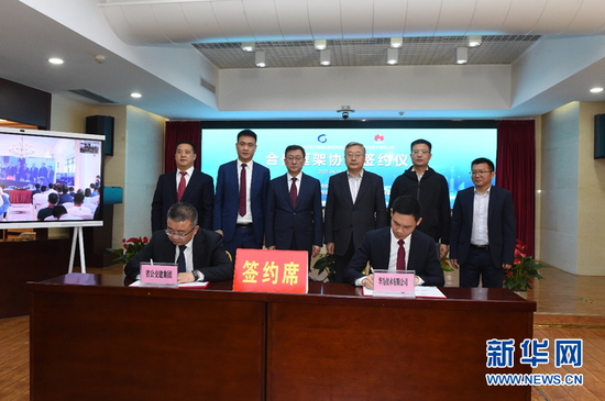 签约仪式现场,甘肃省公交建集团与华为公司签署合作协议。 张宾 摄