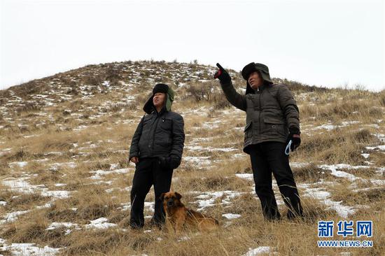 1月15日,“小黄”跟随三岔资源管护站护林员张得团一起巡山。
