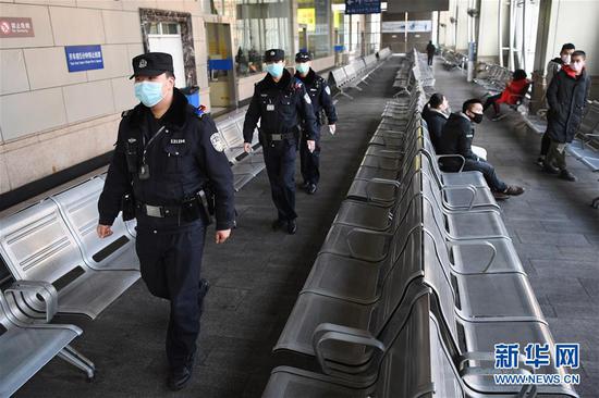 2月10日,兰州车站派出所民警在兰州火车站候车大厅内巡逻。