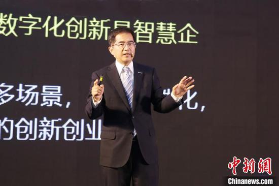 浪潮集团执行总裁王兴山近日在受访时概括出企业抗击疫情、恢复生产的焦点:“两中心一成本”。他给出建议,“要让企业数字化转型更务实、更积极”。 受访者供图 摄