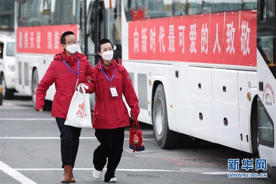 3月31日,甘肃省援助武汉的医务人员在兰州中川国际机场上车。