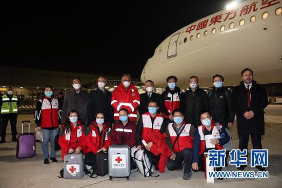 3月12日,在意大利首都罗马,意大利红十字会主席罗卡与中国抗疫医疗专家组一行9人合影。新华社记者 程婷婷 摄