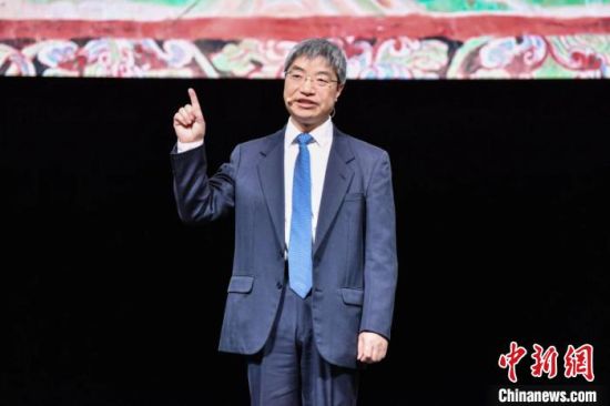 4月8日晚,敦煌研究院与华为联合推出全新的莫高窟洞窟窟外展示游览技术。图为敦煌研究院院长赵声良在发布会上深入讲解全新数字游览技术。敦煌研究院供图