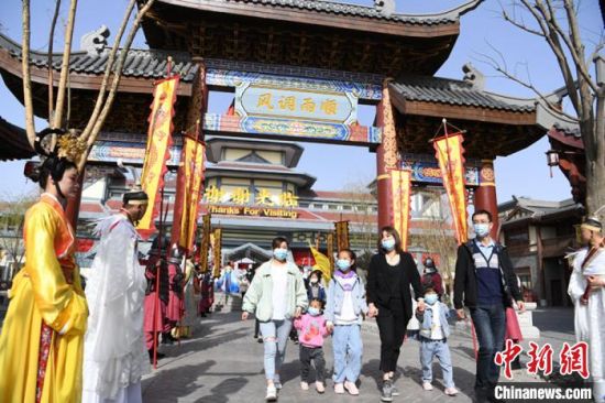 4月18日,嘉峪关方特丝路神画主题乐园重启开放。
