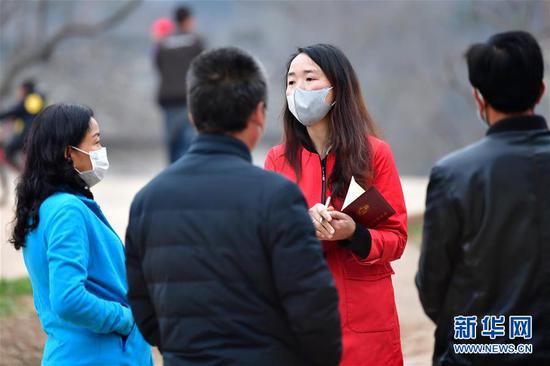 梁倩娟(右二)和几名村民交谈,听取并记录他们关于农村电商扶贫的意见(3月8日摄)。新华社记者 陈斌 摄