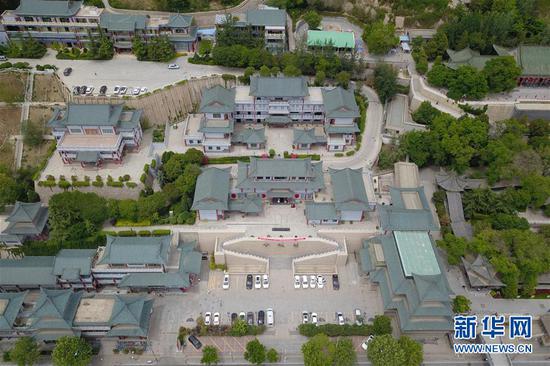 这是5月18日在兰州市城关区拍摄的白塔山初夏景象(无人机照片)