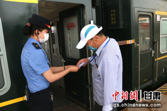 5月22日,工作人员正在进行旅客信息核对。